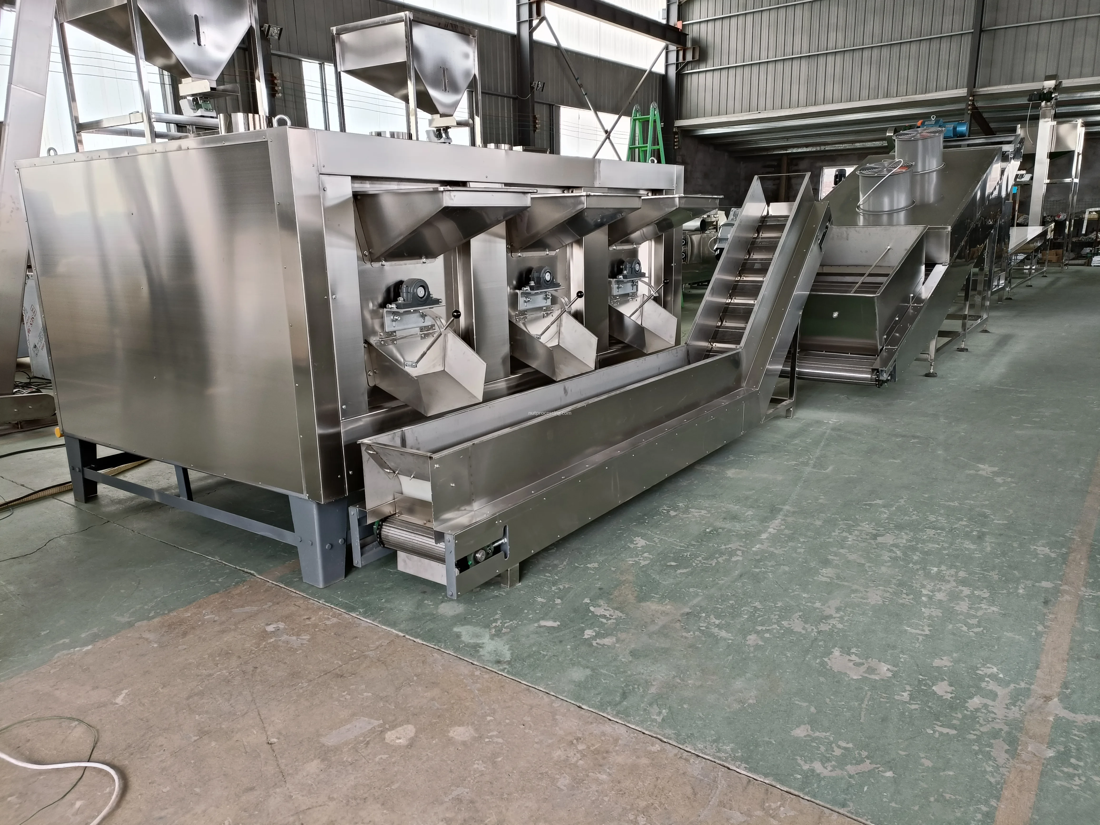 Peanut roasting machine